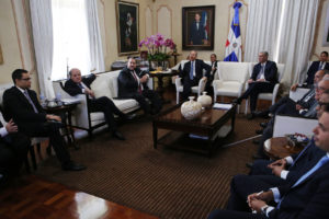 Presidente Danilo Medina trata con funcionarios proyecto de rehabilitación puerto de Manzanillo