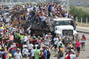 Primer vehículo con ayuda de Brasil llega a la frontera con Venezuela