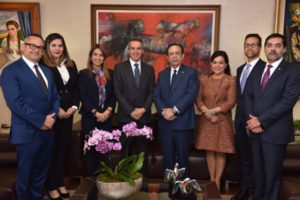 Gobernador Valdez Albizu recibe presidente regional de VISA Internacional