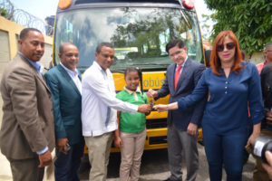 Miches ya tiene tres modernos autobuses escolares para cientos de estudiantes