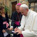 El papa da una lección de buen periodismo a los corresponsales en Italia