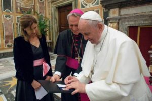 El papa da una lección de buen periodismo a los corresponsales en Italia