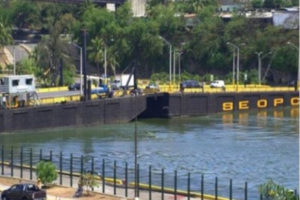 Disponen cierre transitorio de Puente Flotante  Santo Domingo para liberación de desechos acumulados por vaguada