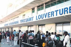 Fuego en aeropuerto haitiano se suma a caos por protestas