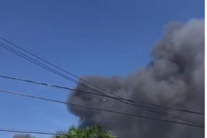 Fuego se extiende en el vertedero de Haina; varias personas afectadas por el humo
