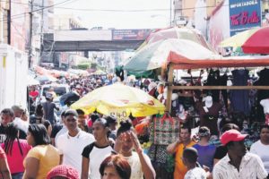 Aprovechan fin de semana para las compras navideñas