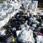 Hugo Beras recicla más de un millón de botellas plásticas y entrega juguetes a miles de niños