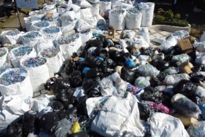 Hugo Beras recicla más de un millón de botellas plásticas y entrega juguetes a miles de niños