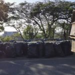 Por «campaña de concienciación» son esparcidas botellas de plástico en el Mirador Sur