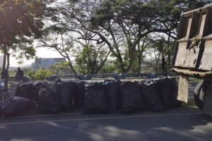 Por «campaña de concienciación» son esparcidas botellas de plástico en el Mirador Sur