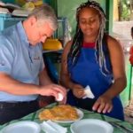 Circulan vídeos de Gonzalo Castillo y Leonel Fernández comiendo yaniqueque en campaña política