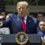 El impacto que tendría en los dominicanos la regla de “carga pública” que entra en vigencia en EE.UU.