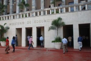 Ministerio de Educación ratifica reinicio de docencia en todos los niveles este lunes
