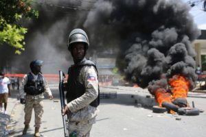 Al menos dos muertos en enfrentamientos entre policías y militares en Haití