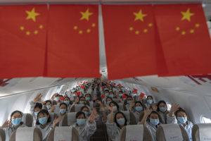 Regresan a casa 12,000 trabajadores médicos luego de combatir el virus en Hubei