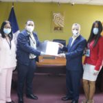Manuel Jiménez, alcalde electo SDE, recibe certificado de la JCE