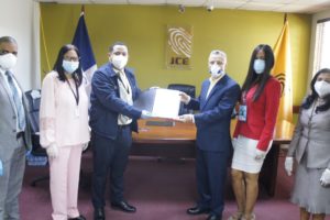 Manuel Jiménez, alcalde electo SDE, recibe certificado de la JCE