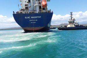 Atraca de emergencia otro buque carguero en Las Calderas con 17 tripulantes