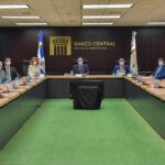 Gobernador del BC se reúne para evaluar condiciones monetarias y cambiarias de RD