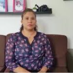 La idílica escena de amor entre una maestra y sus estudiantes