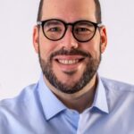 Gómez Casanova promueve debate revisión seguros médicos y exclusión pago reinscripción en colegios