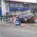 Vehículo impacta postes en Hermanas Mirabal y provoca interrupción servicio de energía en Villa Mella