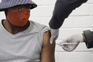 Personas en seis continentes prueban vacunas contra Covid-19