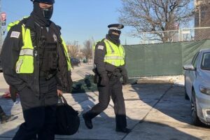 Mineápolis y Nueva York prohibirán a policías hacer uso de estrangulamientos durante detenciones