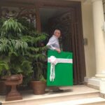 Dos militares, los primeros en llevar regalos al presidente electo Luis Abinader por su cumpleaños