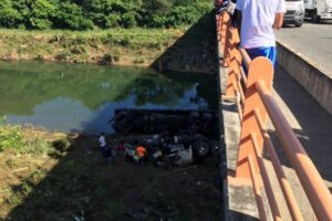 Tres muertos tras caer vehículo pesado de puente en la Circunvalación
