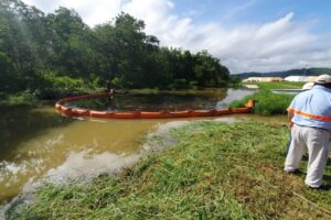 Activan plan de contingencia por derrame de combustible en el Río Cacao, Izabal