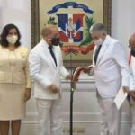 Medina entrega Banda Presidencial al presidente del Senado Eduardo Estrella