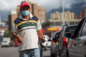 Venezuela vende gasolina por número de matrícula entre filas y protestas