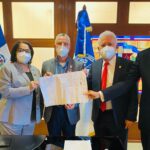 Alcalde Manuel Jiménez recibe planos para construcción “Centro Universitario UASD en Santo Domingo Este»