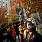 Varios cientos de manifestantes frente al centro de conteo en Filadelfia
