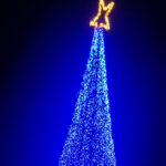 Alcaldía SDE enciende árbol navideño en remozado Mercado Municipal del Almirante