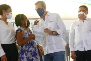 AZUA: Presidente Abinader entrega más de 2,500 títulos definitivos a parceleros