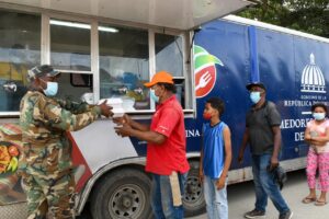 Cocinas móviles de los Comedores Económicos del Estado se instalan en Hato Mayor y Azua; entregan comida gratis a más de 40 mil personas