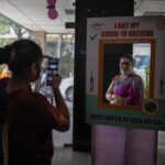 Modi recibe 2da dosis de vacuna, India bate récord de casos