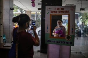 Modi recibe 2da dosis de vacuna, India bate récord de casos
