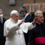 Papa advierte que la Tierra se enfila a la autodestrucción