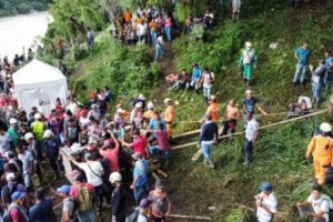 Rescatan cuerpos de 3 de los 11 mineros atrapados en un socavón en Colombia