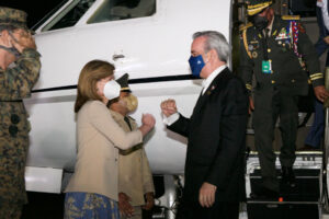 Presidente Abinader regresa al país tras asistir a toma de posesión en Ecuador