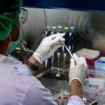 Biden cree que EEUU puede producir 1,000 millones de dosis más para compartir