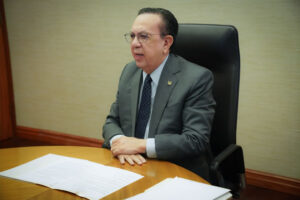 Gobernador Valdez Albizu resalta la capacidad de resiliencia de la economía dominicana