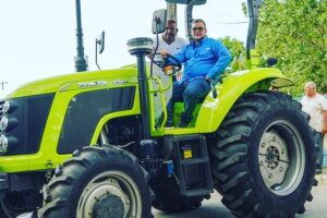 FEDA entrega dos tractores por un valor total de RD$3.5 MM a productores del Este