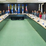 Valdez Albizu recibe a participantes Primer Diálogo Mercados de Capitales