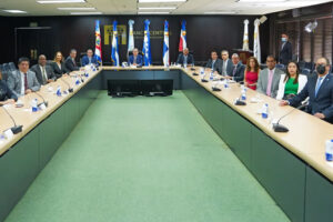 Valdez Albizu recibe a participantes Primer Diálogo Mercados de Capitales