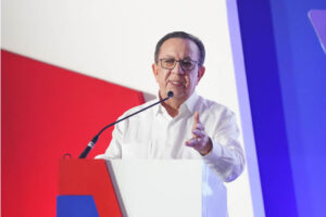 Valdez Albizu expone en  XV CIFA sobre estrategia usada para enfrentar crisis internacional