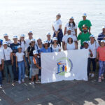 Voluntariado Bancentraliano limpia costas en playa de San Gil, en Santo Domingo